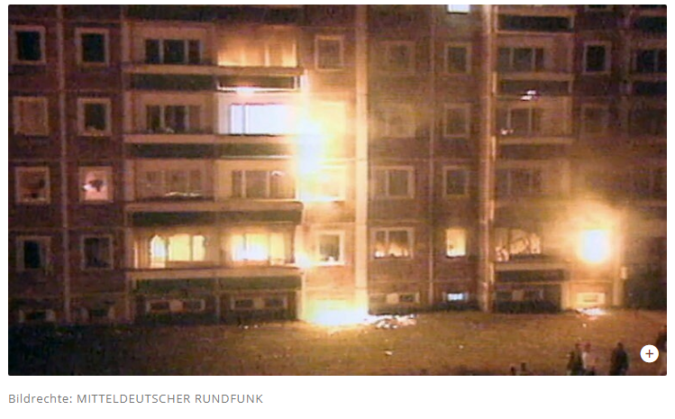 wenig_worte's tweet photo. Rostock-Lichtenhagen 1992

Rassistischer Brandanschlag, 4 Tage Gewaltexzesse von Rechtsextremen, 100 Menschen in brennendem Haus, 3000 Anwohner applaudieren.

Direkte Folge der CDU Anti-Asylkampagne, von @c_lindner heute als "Asylkompromiss Anfang der 1990er Jahre" glorifiziert. https://t.co/NE9OZB4Ptx