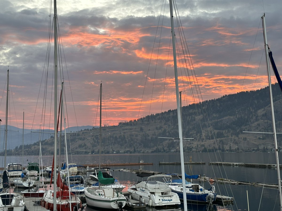 sbertram's tweet photo. Fabulous sunset last night! #VernonBCCanada https://t.co/3md3aI5ZbR