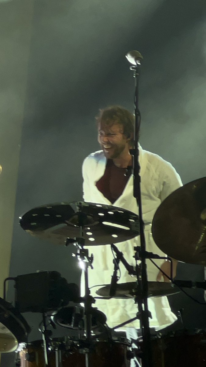 Smiley Ashton on stage tonight via greyhoundlrh! #The5SOSShowLisbon