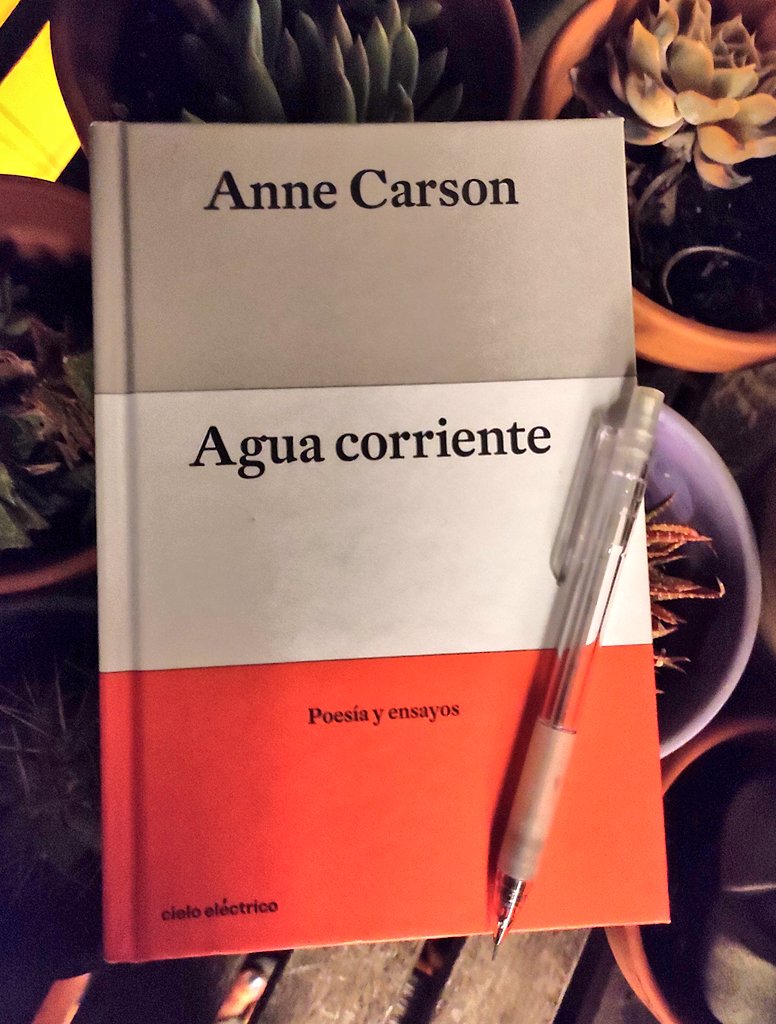 ladylibrorojo's tweet photo. "¿Qué es el amor para ti? es una pregunta que no sé cómo hacer mientras las emocionantes millas oscuras pasan fantasmagóricas y una vetusta Tierra inicia su rotación hacia las lluvias de meteoros del verano"
#AguaCorriente #AnneCarson https://t.co/viDhiuzVch