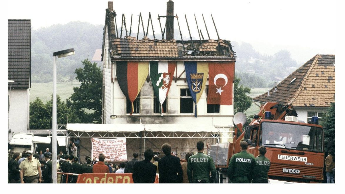Von 1986 bis 1993 tobte eine von der CDU losgetretene und von BILD und Welt maßgeblich angefeuerte Anti-Asylkampagne.

Anfang der 1990er eskalierte vor allem im Osten, aber nicht nur dort, Gewalt gegen Ausländer.

Politik flüchtete in 'Asylkompromiss' - weitgehende Abschaffung.