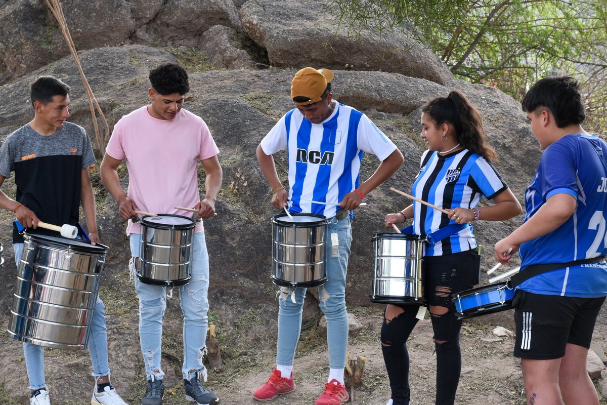 Vicky_7_7's tweet photo. Arrancó el taller de murga del MTE en Casa Güemes para recibir a jóvenes q quieran sumar a tocar, bailar y expresarse. Con un Enfoque social y artístico, que tiene como premisa la murga y la música como herramienta de contención y transformación. No se necesita nada solo ganas 💪🏽 https://t.co/UJO9jO90Xv