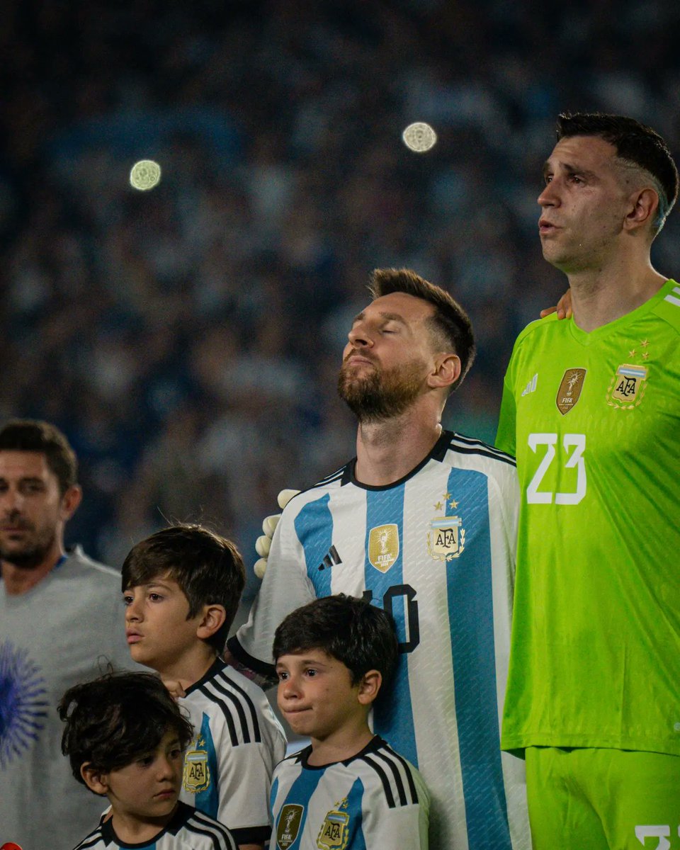 Messi disfrutando el himno me alegra la vida.