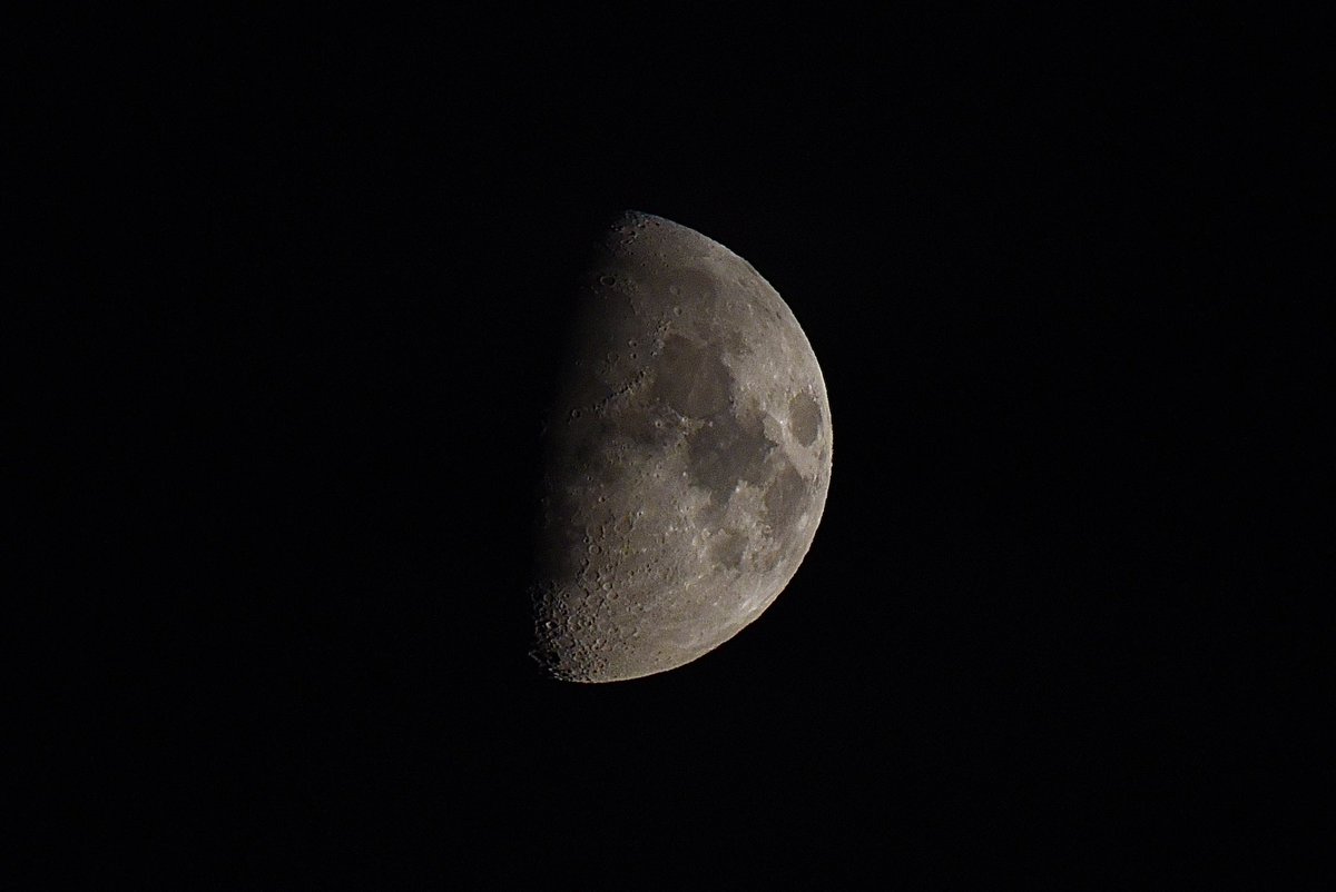 abdulmukith's tweet photo. Tonight’s moon over London. #RabiulAwwal https://t.co/v8CbTiWkUI