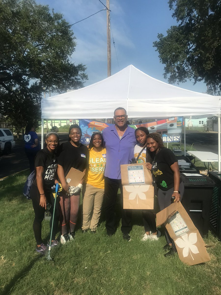 otforus's tweet image. @XULA1925 students assisted in cleaning up the #LowerNine! We’re grateful for the service of these amazing young people to #DistrictE, and pray for their success and wellbeing throughout their educational matriculation. 

#OTforUS #oliverOURcouncilman