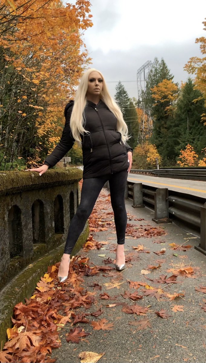 _GoddessBritney's tweet photo. Happy 1st day of Transsexual Mistress/Goddess Autumn! 🍂 https://t.co/ayhUQkwX8N