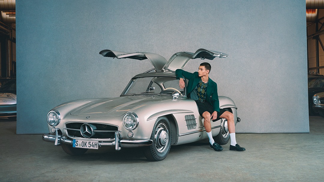 CarManToday's tweet image. Class never goes out of style. Built in 1954, the 300 SL „Gullwing“ redefined the boundaries of automotive excellence. A light weight style icon with gullwing doors and cutting-edge engineering.
#MercedesBenz #DefiningClass #Gullwing #300SL