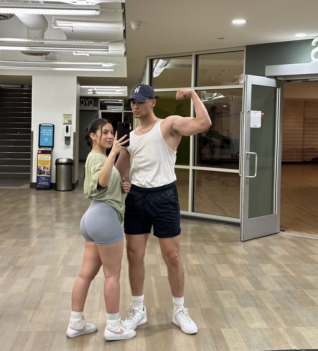 stephhvny's tweet photo. finding your gym partner >>> https://t.co/6VXs11B2RP