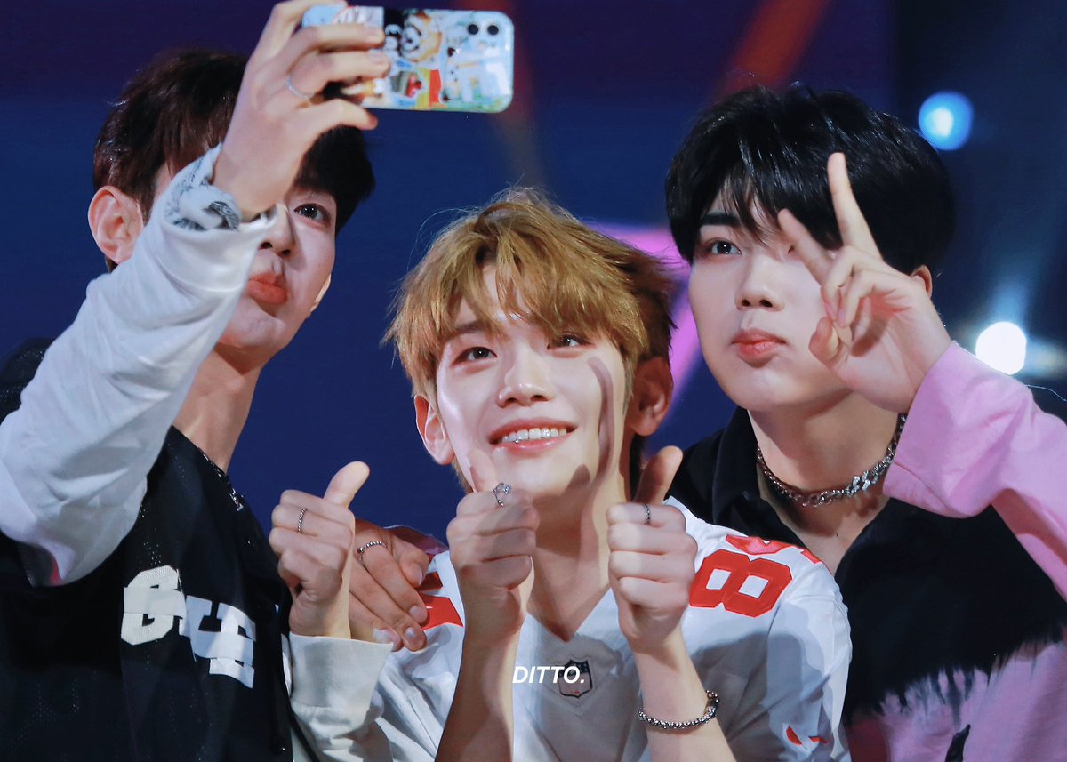 di_tto_999's tweet photo. 230923 Kpop Nation
너무 잘 나와서 올림💖

#장하오 #김태래 #박건욱 https://t.co/c8OOnQ8Ri2
