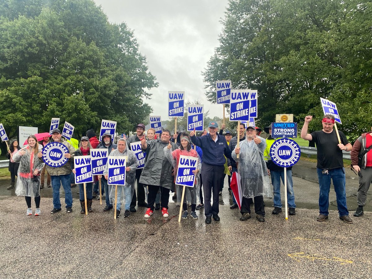 Rain or shine. Solidarity with @UAW on the picket line.