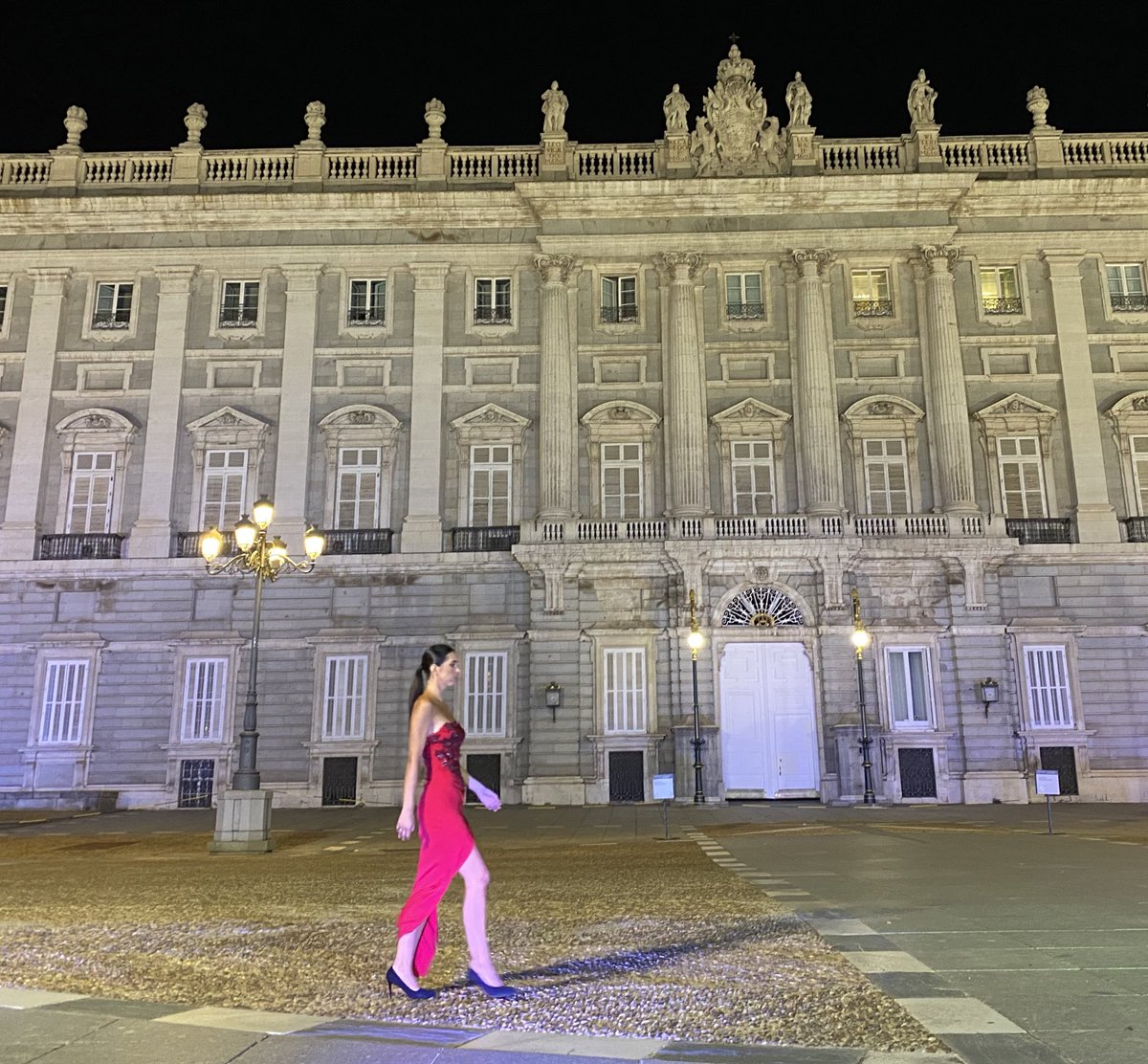 seguragc's tweet photo. #MadridCapitalDeModa ha elegido el entorno de #PlazaDeOriente  para sacar a la calle a todos los autores de moda españoles.

Cabalgando entre Costuras fue seleccionada por la Unesco para sus Salones de Arte Contemporáneo y Turismo Cultural a nivel mundial.

#SeguraXCentro https://t.co/7PaQ86NpDP