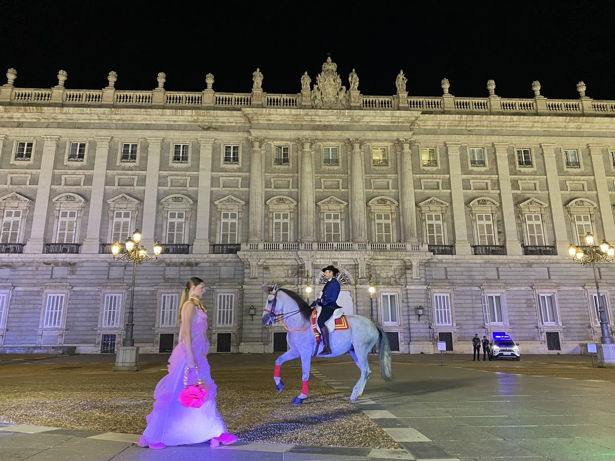 seguragc's tweet photo. #MadridCapitalDeModa ha elegido el entorno de #PlazaDeOriente  para sacar a la calle a todos los autores de moda españoles.

Cabalgando entre Costuras fue seleccionada por la Unesco para sus Salones de Arte Contemporáneo y Turismo Cultural a nivel mundial.

#SeguraXCentro https://t.co/7PaQ86NpDP