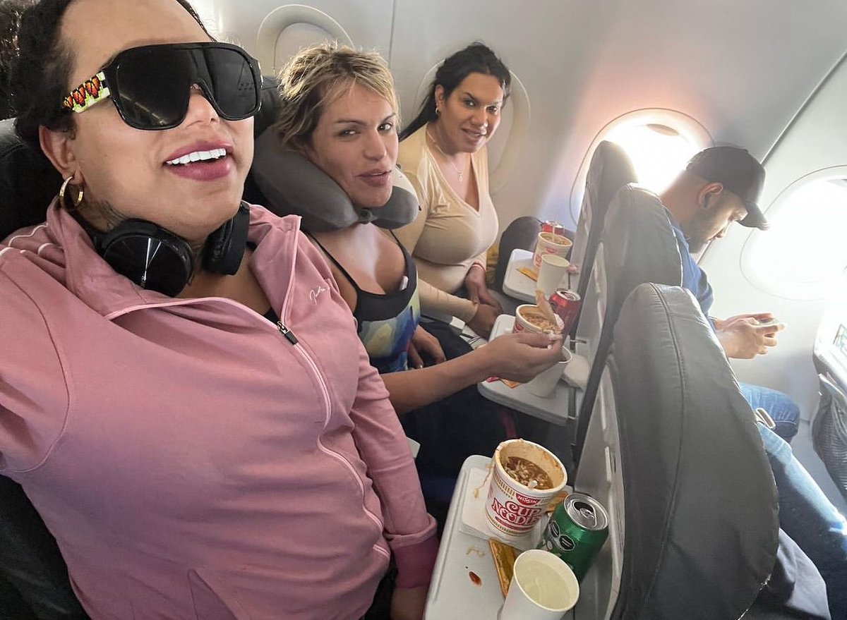 dondeesta_wendy's tweet photo. Amo tanto el verlas juntas a las 3 

#WendyGuevara https://t.co/dri0NnpI77