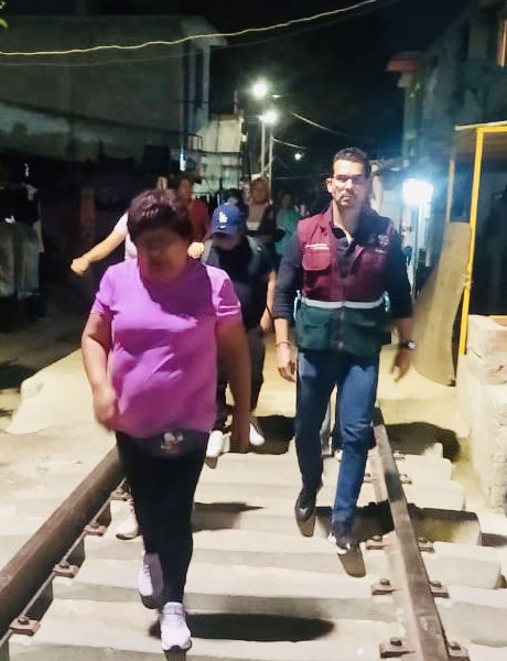 uliseslabrador's tweet photo. En el @GobCDMX a través de @CGPC_MX realizamos recorridos nocturnos con @SSC_CDMX y la comunidad para garantizar mayor seguridad en sus colonias, obteniendo confianza y resultados en lo que hacemos. 

#SectorTacuba 
#MiguelHidalgo https://t.co/Ps5aDwx3lg