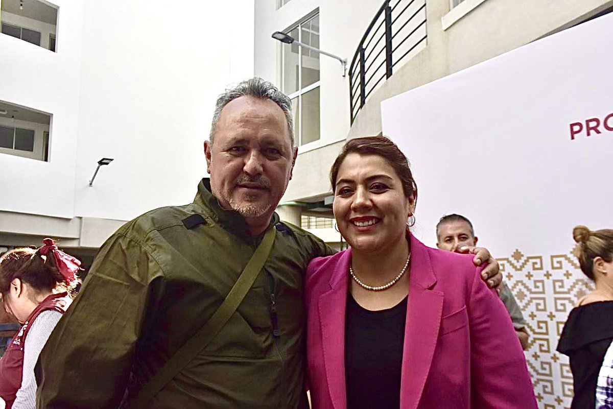 RigoSalgadoV's tweet photo. ¡En la UH El Porvenir el derecho a la vivienda es una realidad! 

Acompañé al #JefeDeGobierno @martibatres a la alcaldesa @bereheca la comisionada @jabnelym y @AnselmoPCollazo en la entrega de las viviendas para las familias afectadas por el sismo del 19 de septiembre de 2017   

330 familias de @TlahuacRenace son beneficiarias del programa de reconstrucción y dueñas de sus viviendas sin costo alguno 

La reconstrucción avanza 

#CiudadConAcentoSocial