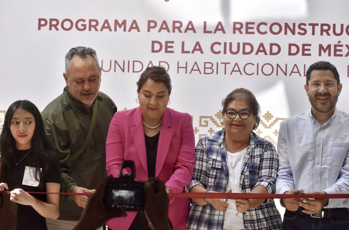 RigoSalgadoV's tweet photo. ¡En la UH El Porvenir el derecho a la vivienda es una realidad! 

Acompañé al #JefeDeGobierno @martibatres a la alcaldesa @bereheca la comisionada @jabnelym y @AnselmoPCollazo en la entrega de las viviendas para las familias afectadas por el sismo del 19 de septiembre de 2017   

330 familias de @TlahuacRenace son beneficiarias del programa de reconstrucción y dueñas de sus viviendas sin costo alguno 

La reconstrucción avanza 

#CiudadConAcentoSocial