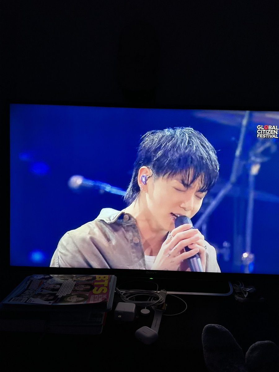 Fawushis_7's tweet photo. Awwwwwww 🥹🥹💜💜 #JungKookOnGlobalCitizen https://t.co/o1EZLfBuh4