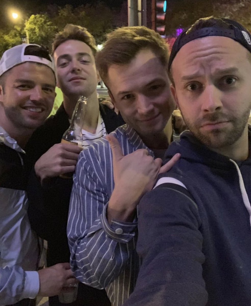 I WANT TARON THAT CLOSE TO ME. this was a photo with a fan 😭🫠