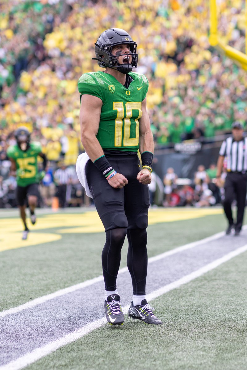 BleacherReport's tweet photo. BO BALLED OUT 🔥

28/33
276 YDS
4 TOT TD
1 INT

Ducks are 4-0 🦆 https://t.co/t1YKNXDTSc