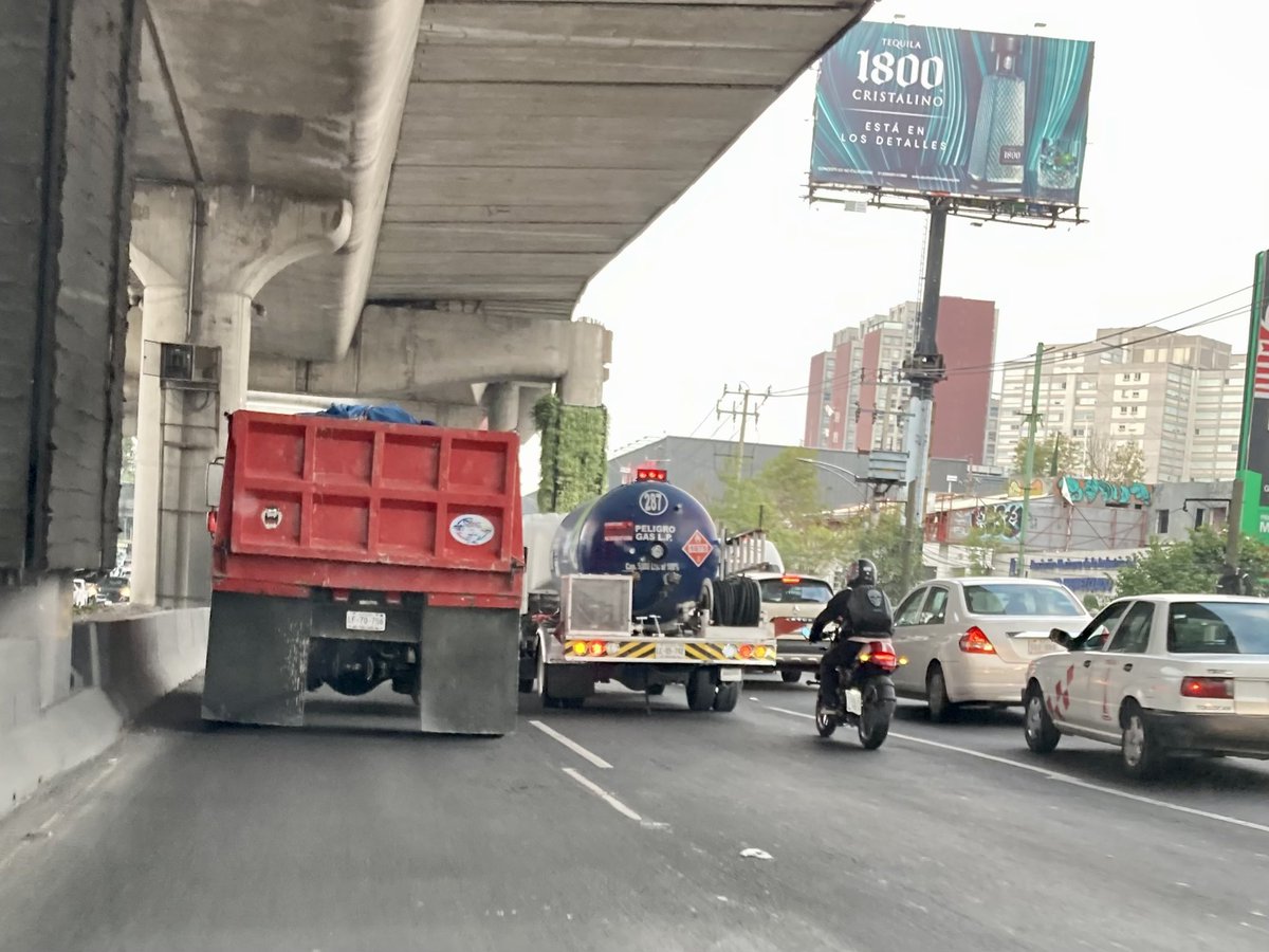 alonsomg's tweet photo. En carriles centrales se periférico,
ambos obstruyendo.
Placas LF 70 756

@LaSEMOVI @SSPCMexico @SEDEMA_CDMX @OVIALCDMX https://t.co/tENll3sH4e