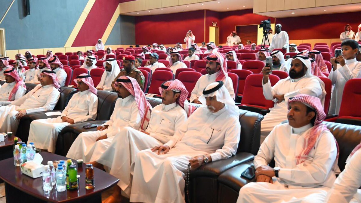 eayan_aljumum's tweet photo. 3️⃣ حيث أُستضيف فيها الشاعر عبدالرحمن بن بديع، والشاعر مرزوق بن غازي، تلاها محاورة شعرية بمشاركة خمسة من نجوم شعراء المحاورة يتقدمهم الشاعر مصلح بن عياد الحارثي، والشاعر محمد السناني، والشاعر وصل العطياني، والشاعر فواز السعيدي، والشاعر حمدان العصيمي.@jumumSA @HRSD_SA https://t.co/bDLARQW5lb