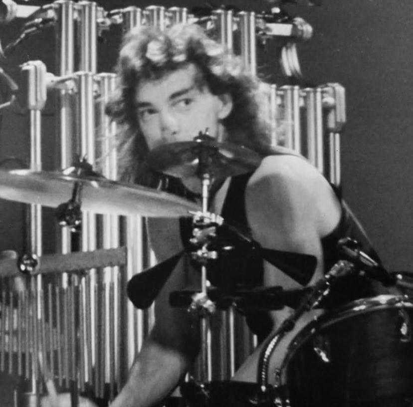 To stand within the pleasure dome 
Decreed by Kubla Kahn 
To taste anew the fruits of life
The last immortal man 
To find the sacred river Alph
To walk the caves of ice
Oh I will dine on 🍈 
And drink the milk of paradise

#RIPNeilPeart 
Good evening #RushFamily @RushFamTourneys