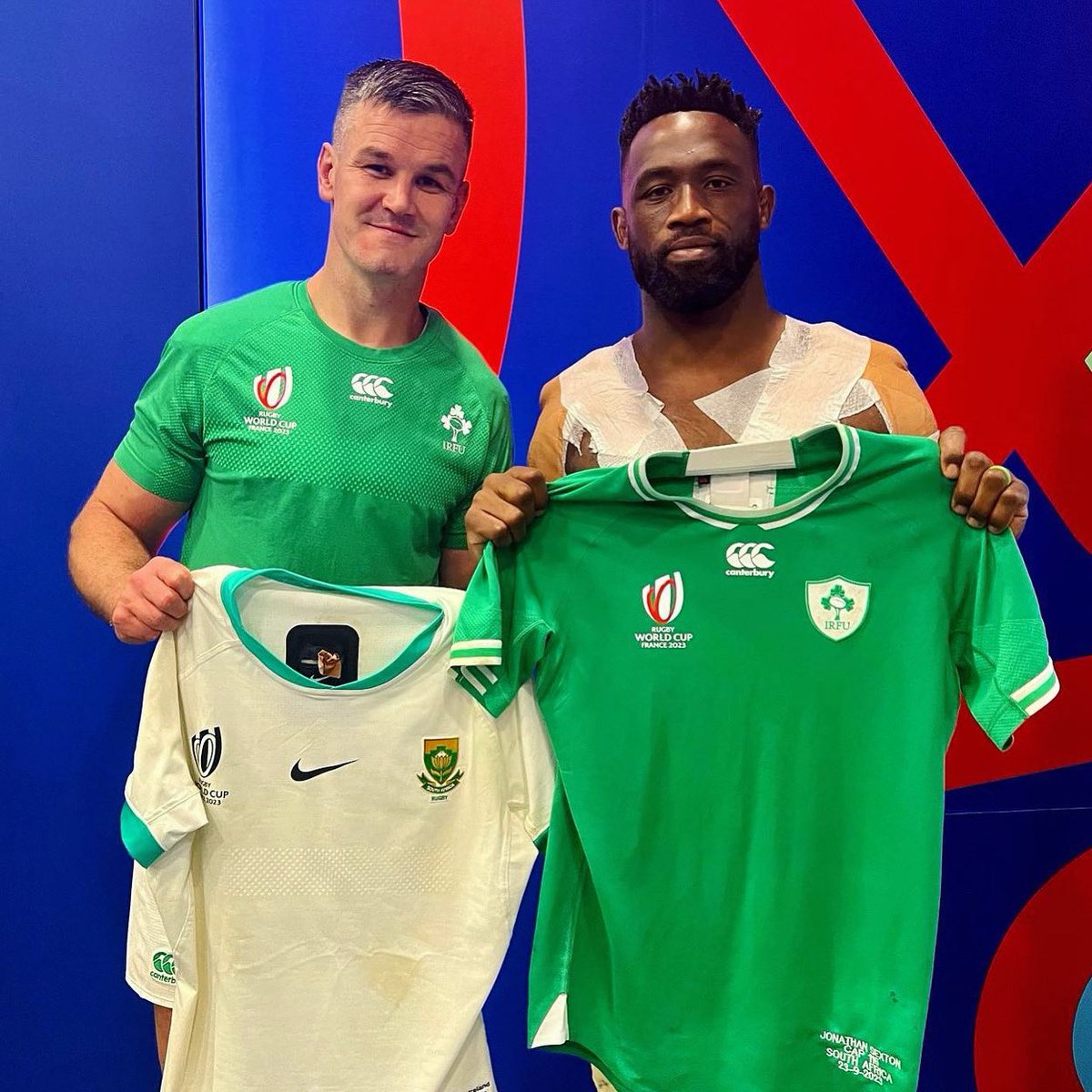 URCOfficial's tweet photo. 🐻 @SiyaKolisi 🤝 @JohnnySexton 🐐

Which player shirt are you wearing? 👀

📸 - @IrishRugby ☘️

#BKTURC #URC | #RugbyWorldCup #RWC2023 #RSAvsIRE https://t.co/2YcF4eZ8O6