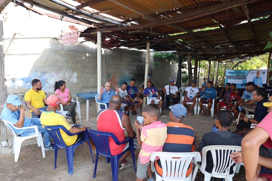 ajcaleca's tweet photo. En el barrio Caigüire, sector Navinca, en #Cumaná, hablando con los pescadores artesanales.Abandonados a su suerte, navegando a remo,en las condiciones más precarias que se puedan imaginar;lo que queda de la otrora poderosa flota pesquera de Sucre. De este régimen hay que salir. https://t.co/FJEMbFf4ts