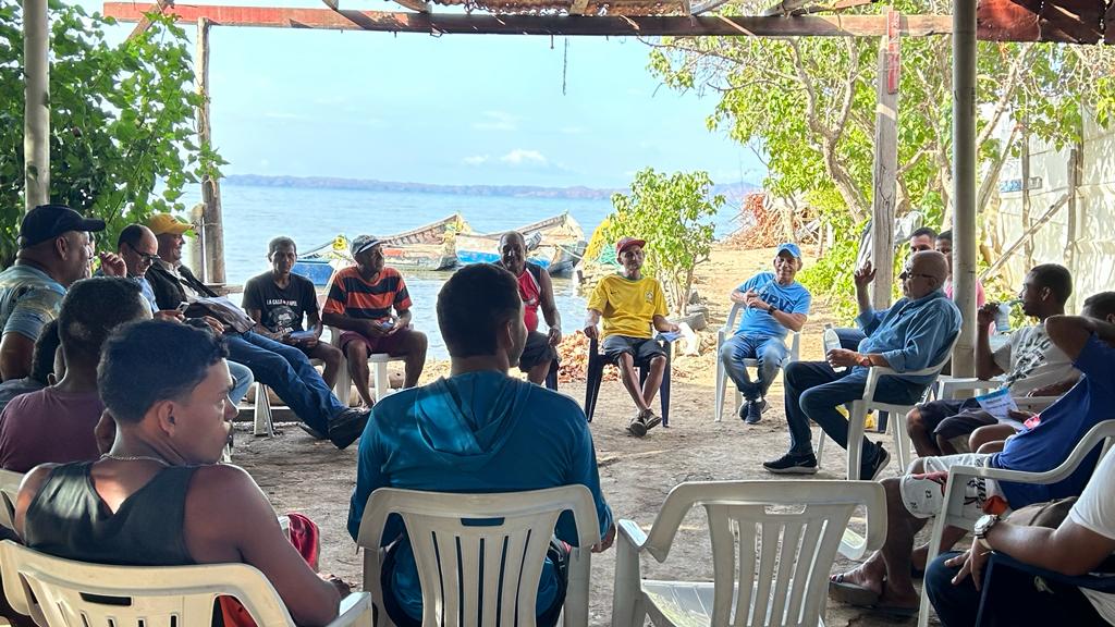 ajcaleca's tweet photo. En el barrio Caigüire, sector Navinca, en #Cumaná, hablando con los pescadores artesanales.Abandonados a su suerte, navegando a remo,en las condiciones más precarias que se puedan imaginar;lo que queda de la otrora poderosa flota pesquera de Sucre. De este régimen hay que salir. https://t.co/FJEMbFf4ts