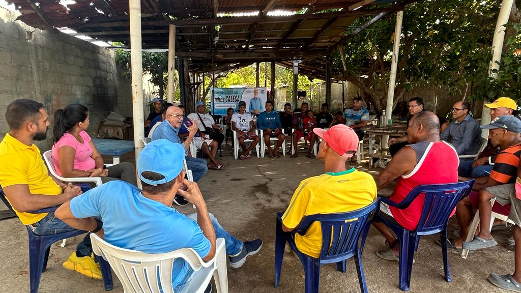 ajcaleca's tweet photo. En el barrio Caigüire, sector Navinca, en #Cumaná, hablando con los pescadores artesanales.Abandonados a su suerte, navegando a remo,en las condiciones más precarias que se puedan imaginar;lo que queda de la otrora poderosa flota pesquera de Sucre. De este régimen hay que salir. https://t.co/FJEMbFf4ts