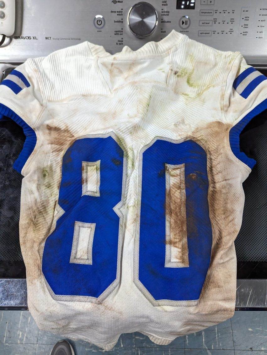 renegadebrands's tweet photo. These gameday stains never stood a chance 😎

📸: @DrakeEquip, @StGeorgesU 

#RBAthletics #BeforeAndAfter #ScientificallyClean #StainRemoval https://t.co/CDo6KOy3Xa