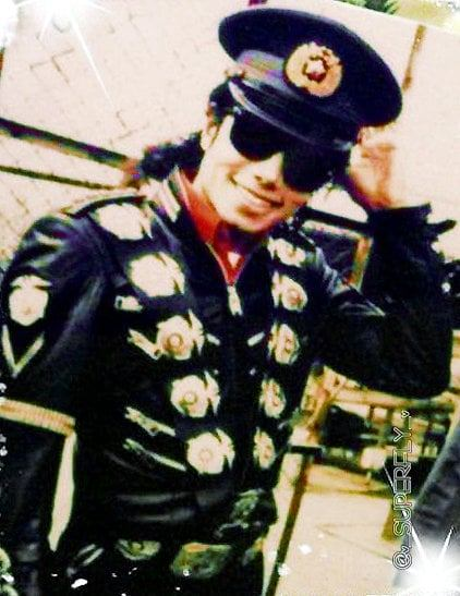 mesellatymourad's tweet photo. #OnThisDay September 24th, 1987. While starting his first solo tour in Japan, #MichaelJackson visited the Fukusaka police station, in the Bunkyo district of Tokyo (Japan). An unexpected courtesy visit during which the singer wished to express his gratitude to the police officers https://t.co/UTAeCFWCGy