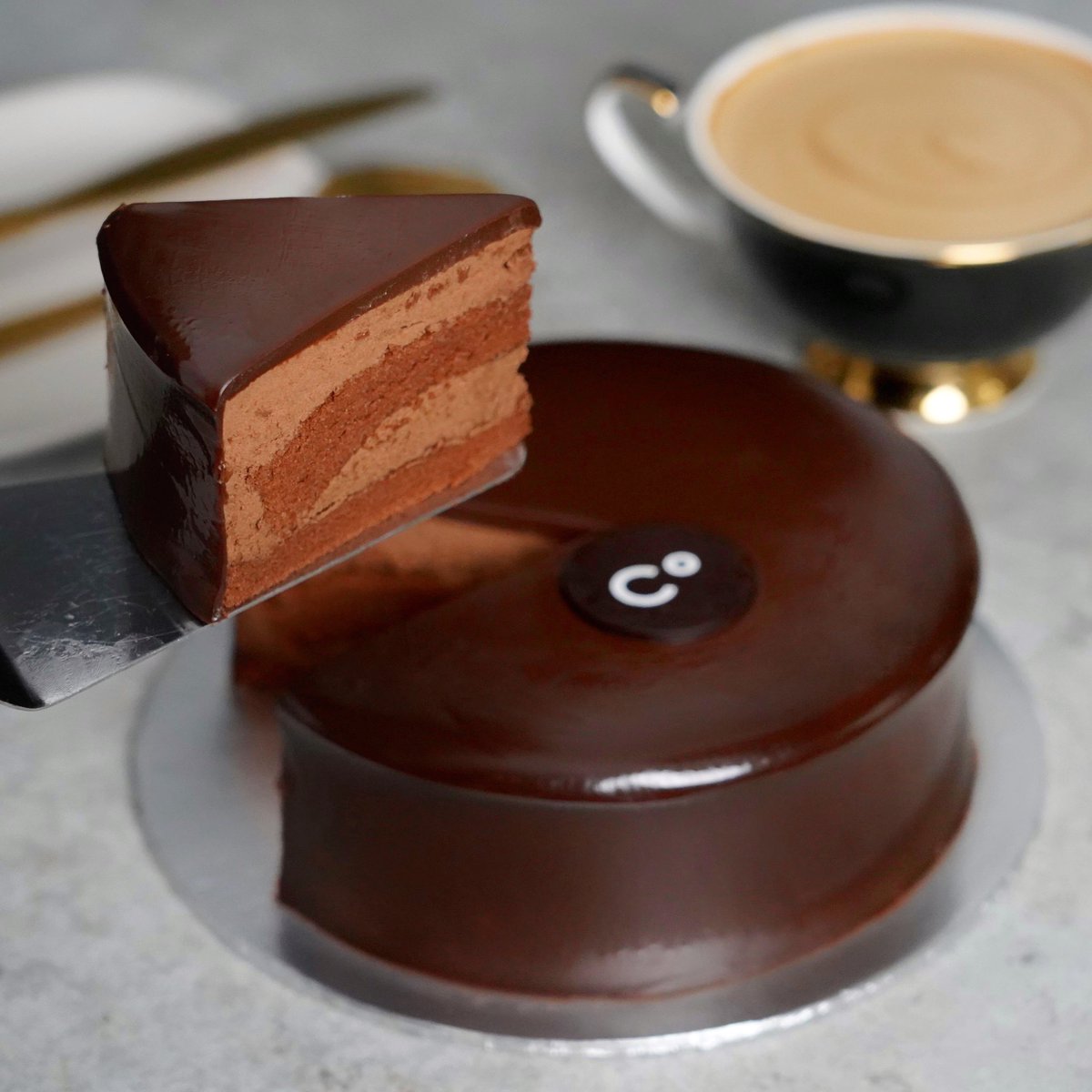 休日はChocolate Originの🍰🤎
濃厚チョコレートケーキでも食べて
まったり過ごすのはいかがですか？

オンラインストアでも販売中です💁
dadaca.online/collections/%E…