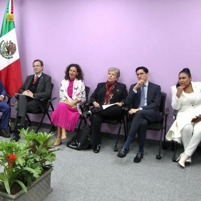 SRE_mx's tweet photo. 📸 Esta tarde, en la inauguración del nuevo consulado en New Brunswick (@ConsulmexNB), la canciller @aliciabarcena sostuvo un encuentro con la comunidad migrante en varios estados de Estados Unidos, para escuchar la situación en que viven y sus historias de éxito.

En esa reunión la acompañó un grupo de senadoras y senadores del @senadomexicano, así como una diputada de la Cámara de @Mx_Diputados, de varios partidos:

✅ Sen. @Ana_LiliaRivera, presidenta de la Mesa Directiva del Senado de la República,

✅ Sen. @Nadia_NavarroA, presidenta de la Comisión bicameral del Canal del Congreso y secretaria de la Comisión de Relaciones Exteriores,

✅ Sen. @AdolfoGomezHdez, integrante de la Comisión de Relaciones Exteriores América del Norte,

✅ Sen. @IsraelZamora_, integrante de la Comisión de Relaciones Exteriores,

✅ Sen. @MarcelaMoraA, secretaria de la Mesa Directiva e integrante de la Comisión de Relaciones Exteriores,

✅ Dip. @cynthialopezc1, presidenta de Mujeres parlamentarias de la UIP.

Las y los legisladores, acompañados del DG de Coordinación Política de la @SRE_mx, @PublioRiveraR, escucharon la radiografía de la comunidad mexicana en Estados Unidos de viva voz.

🇲🇽🤝🇺🇸
#SociosVecinosAmigos
#DiplomaciaCercaDeTi
#DiplomaciaEfectiva
#SRECercaDeTi
#MiConsulado