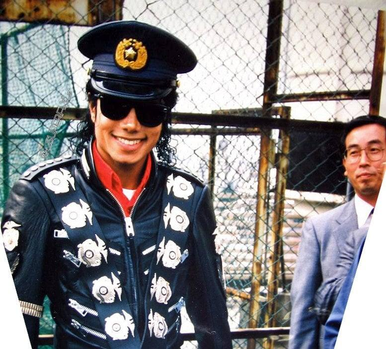 mesellatymourad's tweet photo. #OnThisDay September 24th, 1987. While starting his first solo tour in Japan, #MichaelJackson visited the Fukusaka police station, in the Bunkyo district of Tokyo (Japan). An unexpected courtesy visit during which the singer wished to express his gratitude to the police officers https://t.co/UTAeCFWCGy