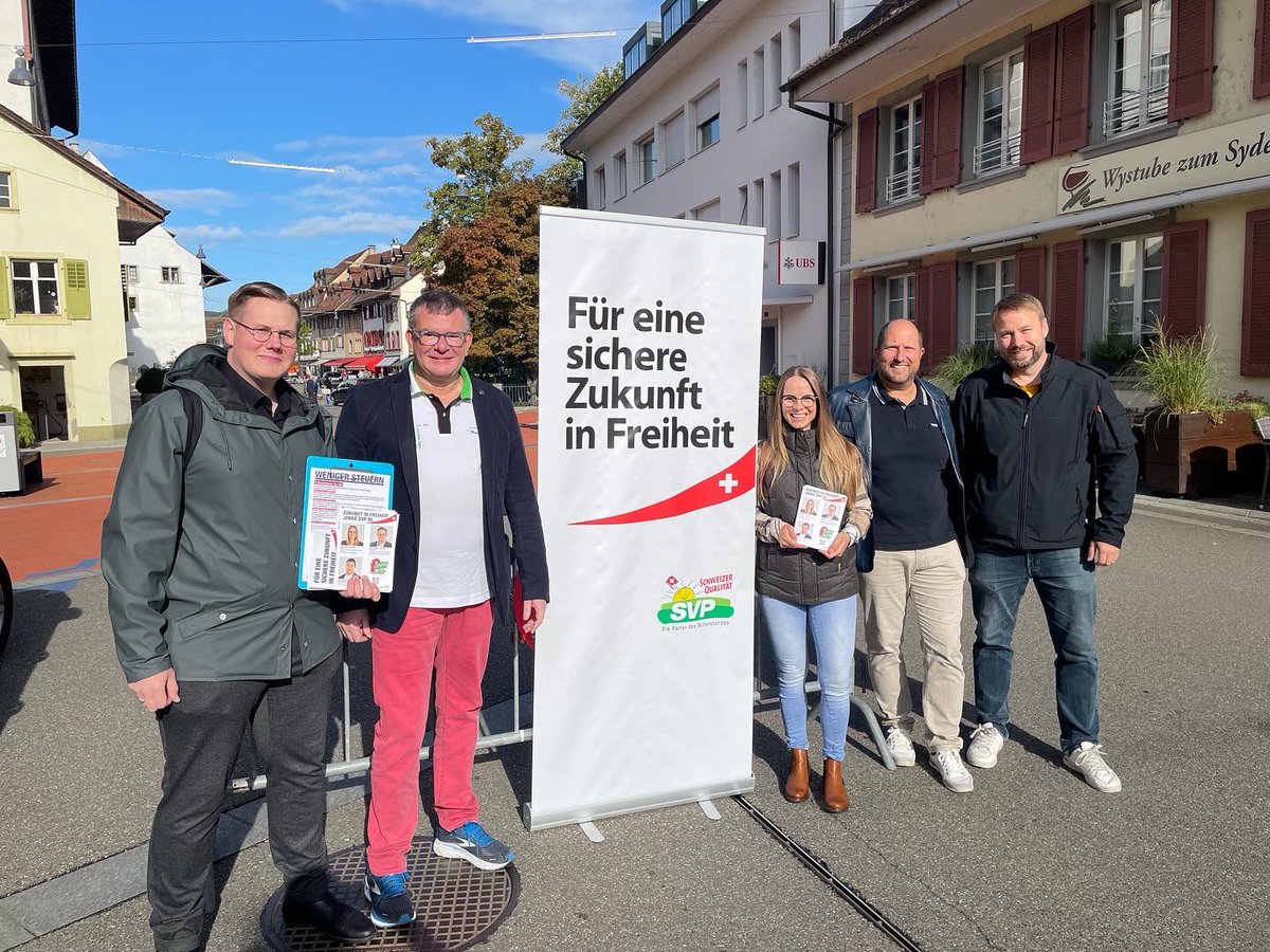 Gestrige Flyeraktion für die #Nationalratswahlen2023 in #sissach 🇨🇭
#liste33 #liste3 #svpbaselland #jsvpbl #schweizzurückgewinnen