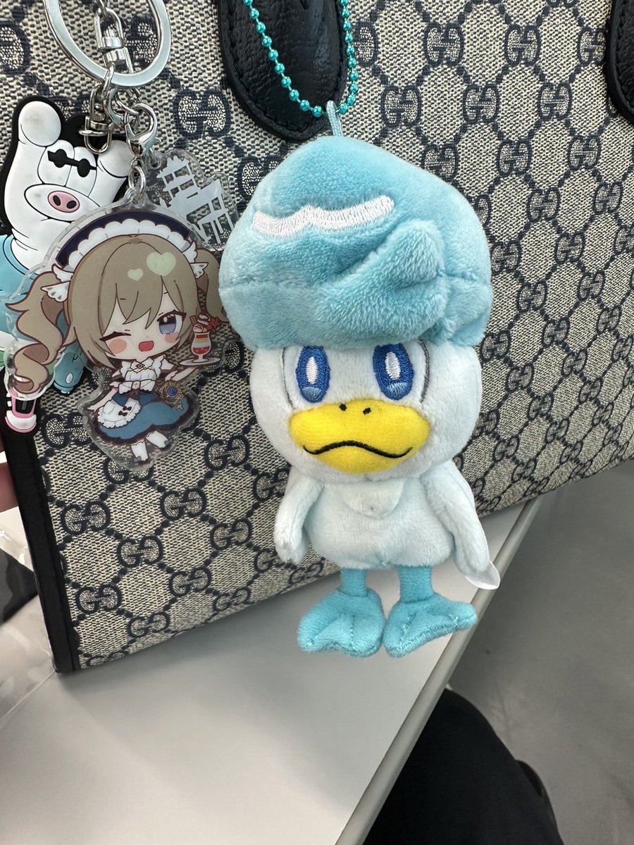 t_miyata_kmf2's tweet photo. 俺のカバンに付いてるメンバーを紹介するぜ！！

FiNGAくん！！
原神のバーバラちゃん！

そして！！新メンバー！！！！

クワッスーーーーーーー！！！！ https://t.co/pbKoxMAEck
