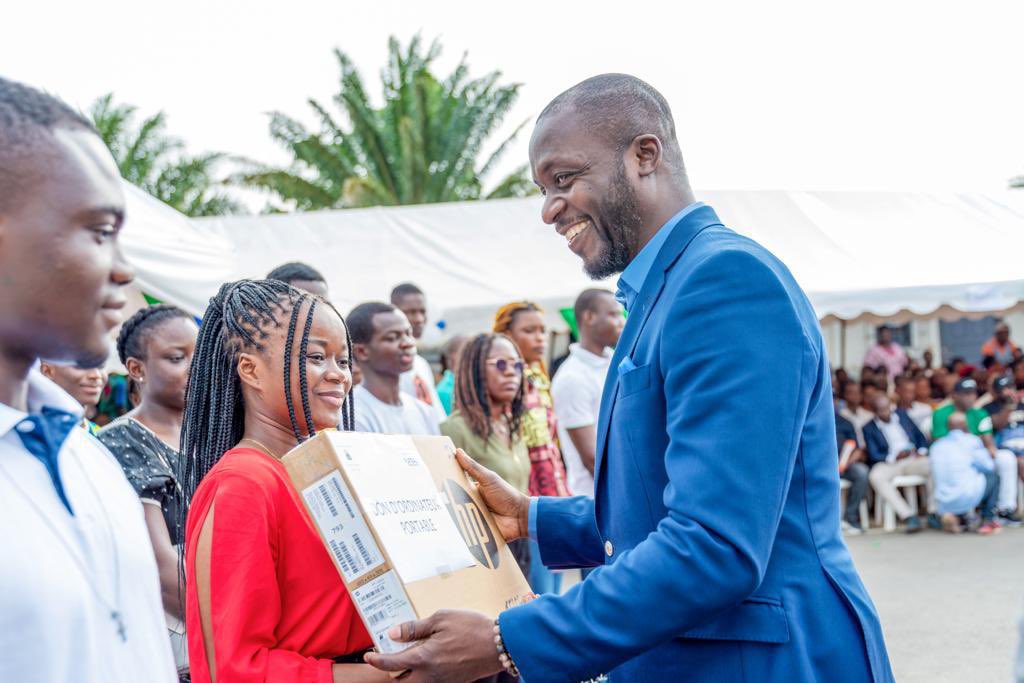 JacquesEhouo's tweet photo. Rentrée scolaire au #SMARTPlateau : Prix d'Excellence pour récompenser nos meilleurs élèves et étudiants et soutenir l'éducation. 

Près de 1 514 récipiendaires résidents et non résidents sont concernés. 

Ensemble pour la réussite! 
#PlateauEducation
#PlateauSolidaire
#Smart2023 https://t.co/WNyGv9VA6d