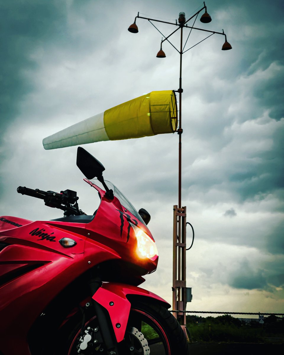 pajesiam's tweet photo. amazing clouds and ninja250r

#kawasaki #ninja250r #clouds https://t.co/LTGSMSyTIw