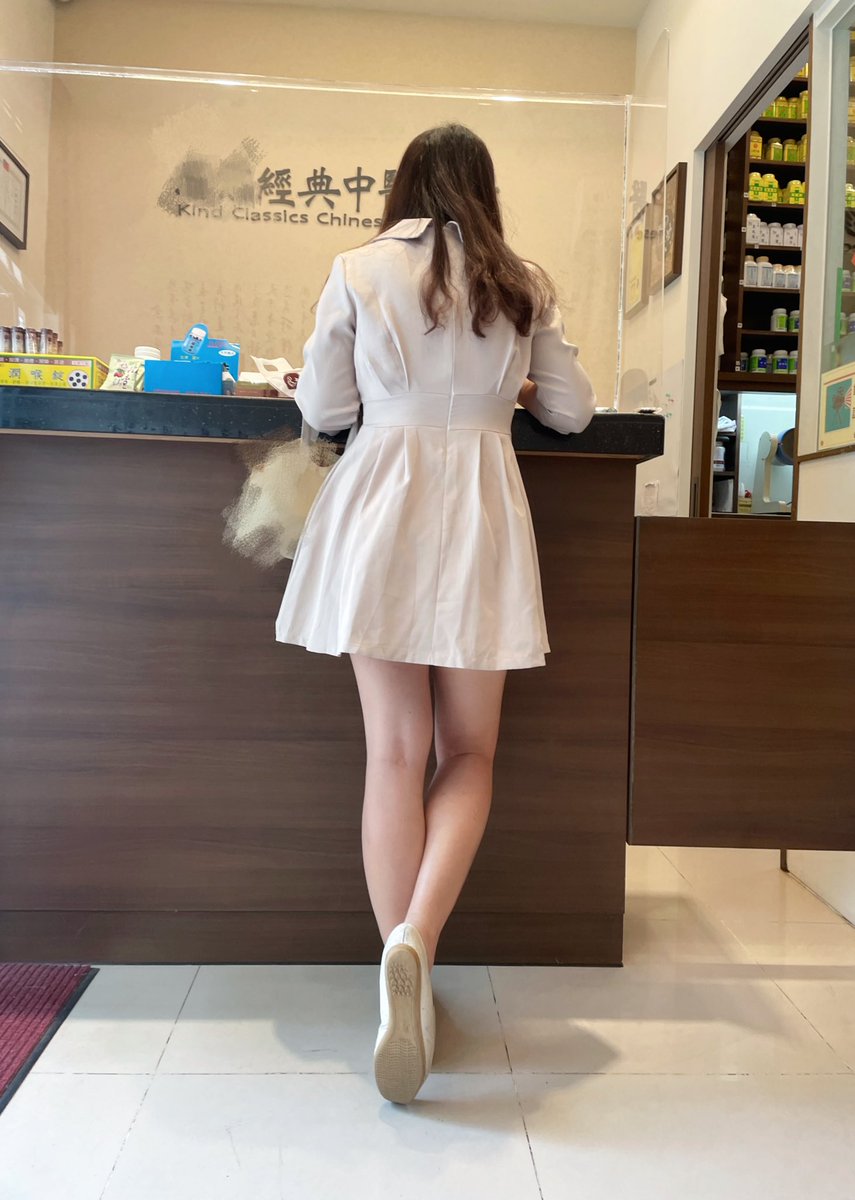 昨天帶Vicky 去看中醫，Vicky 在掛號時後，旁邊等著看醫生的工程師坐在我旁邊，他看著我拍Vicky, 他也跟著偷拍，好希望叫Vicky 屁股翹高，讓他好好拍個夠🤭

*不知道他有沒有玩推特，如果有，請私訊認親喲