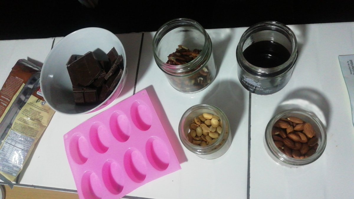 acuariana_25's tweet photo. El antojo pudo más que la flojera, desde el año pasado no hacía chocotejas. 😋
#Mani #Pecanas #Almendras y #PasasBorrachas https://t.co/IwFagq2VB2