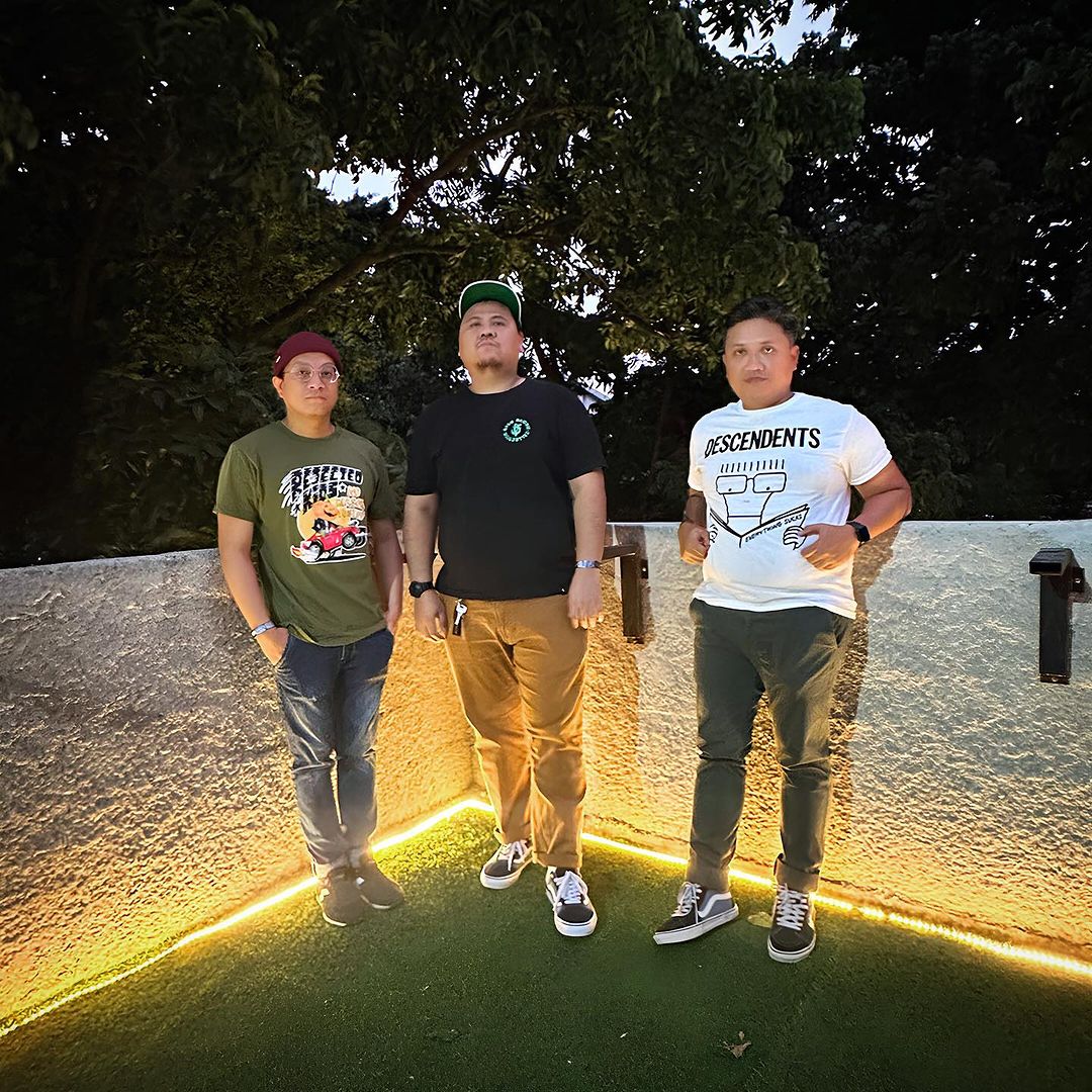 Mungkin kalian kenal Andrew, member lama FASTCRASH yang permainannya bisa didengar  di EP pertama dan kedua. Meski Andrew sempat cabut tahun 2006, hubungan kami tetap baik. Setelah 17 tahun, Andrew resmi balik ke band ini. 

Let's create stuff, Dude!

#fastcrash
#fastcrashrock