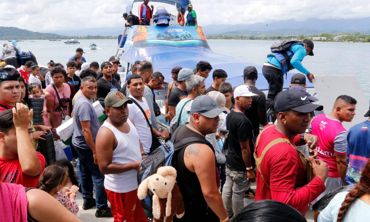 ELTIEMPO's tweet photo. #ExclusivoET: así funciona el negocio de los 'coyotes colombianos' del Darién ► https://t.co/u3ARpppSJV

Solo el cruce de migrantes en lanchas entre Necoclí y Acandí genera más de $ 3.000 millones diarios.

#DomingoEnELTIEMPO https://t.co/LMuWGGkT5s