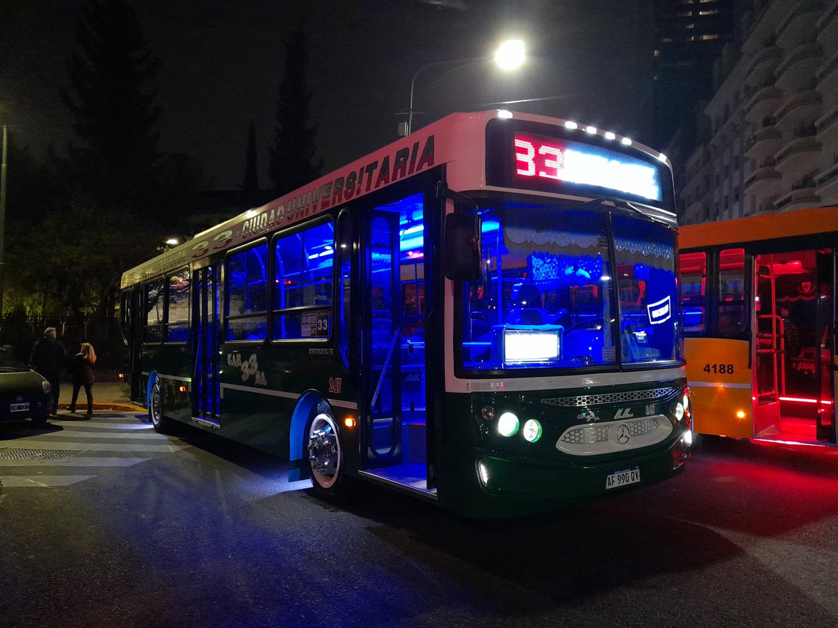 Kimandrada14's tweet photo. @CiudadDeBondis línea 33 interno 247 luciendo en la #NocheDeLosMuseos https://t.co/cMZ91uNziS