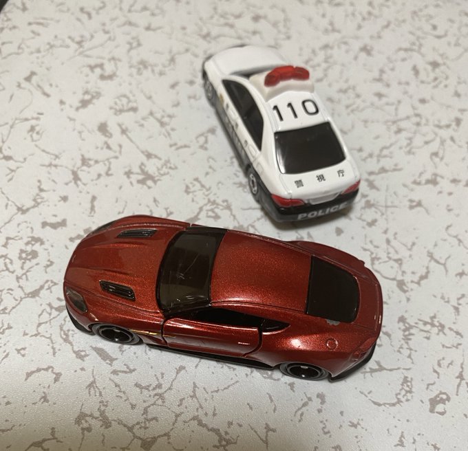 帰宅したら食卓の上でアストンマーチンが警察に捕まってた 