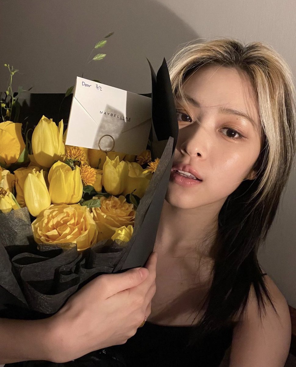 twtglitzy's tweet photo. Lista para disfrutar el #DKDK·ᥕιth플로베리 y es que yo hasta florecitas amarillas 🌻💛 le traje a estas hermosas por su #Flovery·comebɑck! Muchas felicidades por su regreso, bellezas. ☆

𝑑u 𝘩ast ⋆｡𖦹 °✩ 𝕧erona https://t.co/3Lza08Yq7Z