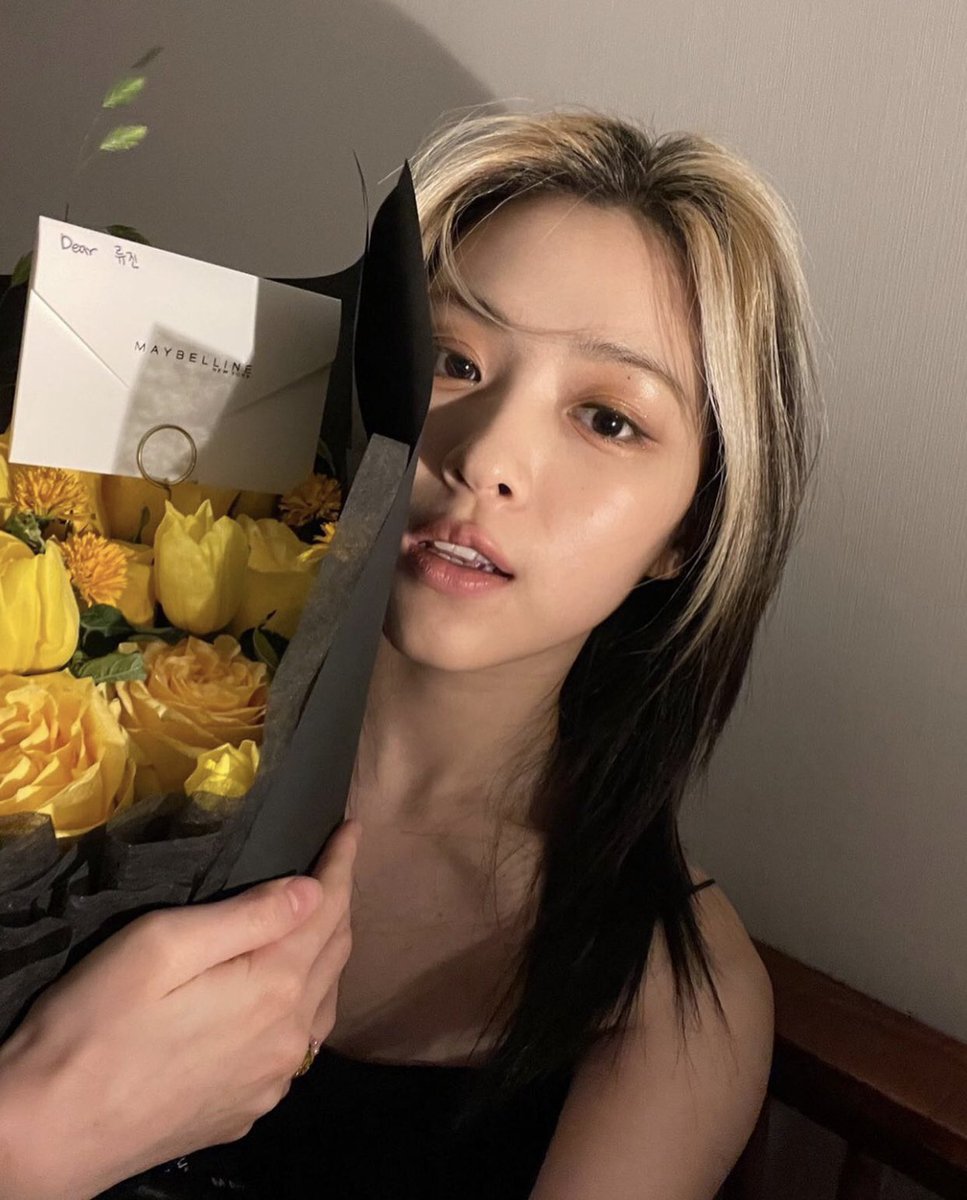 twtglitzy's tweet photo. Lista para disfrutar el #DKDK·ᥕιth플로베리 y es que yo hasta florecitas amarillas 🌻💛 le traje a estas hermosas por su #Flovery·comebɑck! Muchas felicidades por su regreso, bellezas. ☆

𝑑u 𝘩ast ⋆｡𖦹 °✩ 𝕧erona https://t.co/3Lza08Yq7Z