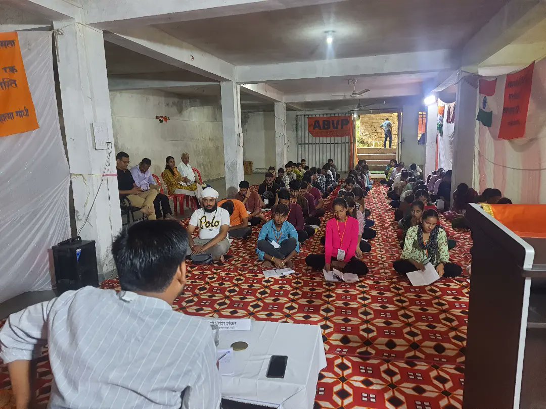 abvp4mandi's tweet photo. अभाविप जिला मण्डी के जिला अभ्यास वर्ग के “एक इकाई और परिसर सक्रियता” के सत्र में विभाग संगठन मंत्री श्री शशि शंकर के द्वारा कार्यकर्ताओं का मार्गदर्शन किया गया। https://t.co/Yja6qyeaF6