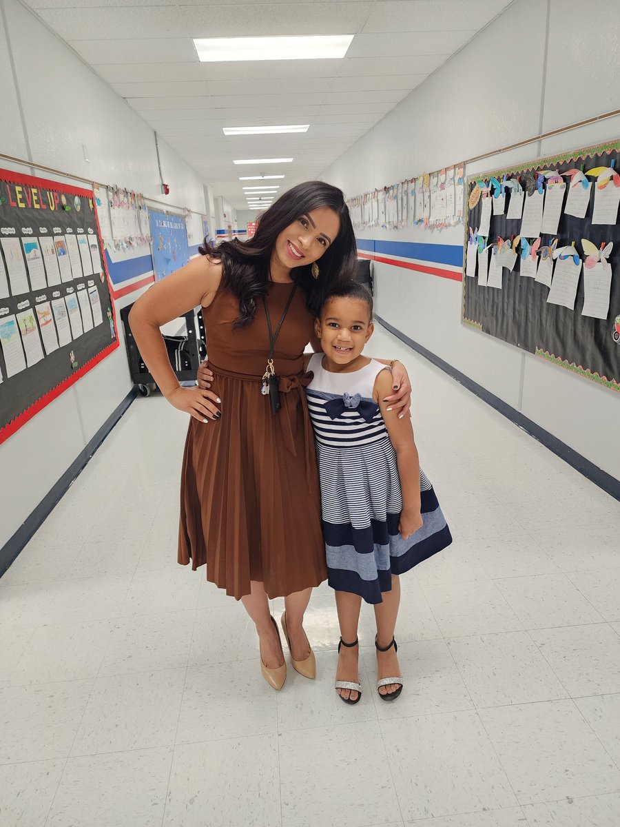 This week, I had my mini me... when she was asked who she was dressed like, her answer was Ms.Rosas🩷