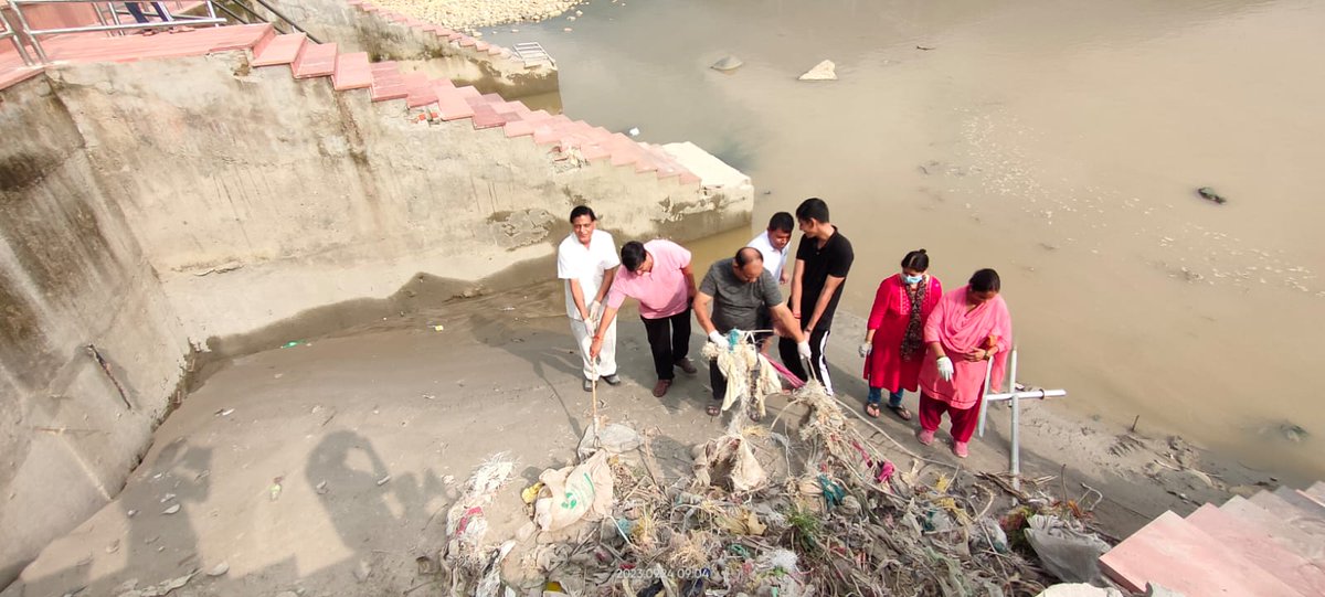 UDDUttarakhand's tweet photo. स्वच्छ नदियां : बेहतर कल का अवसर
Under SHS Fortnight cleaning of Rivers by citizens of Srinagar, Uttarakhand
#SwachhBharat #GarbageFreeIndia #SHS2023 #YouthVsGarbage #CleanRivers 
#CleanUK https://t.co/1WPWS2u4qc